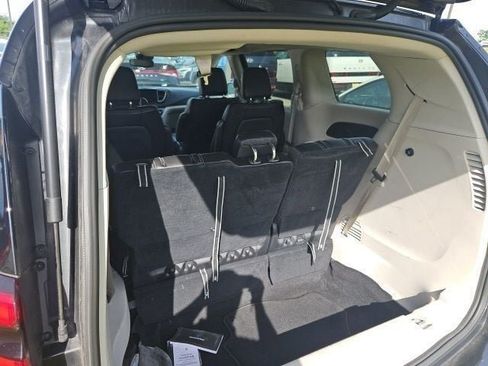 Used 2023 Chrysler Pacifica Touring-L FWD image 9
