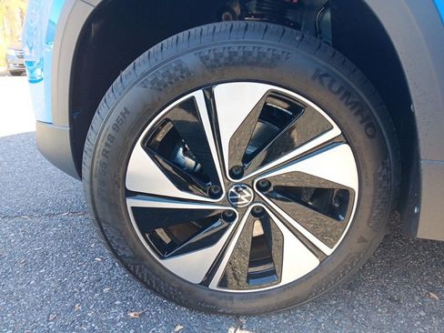 Used 2025 Volkswagen Taos SE w/ Panoramic Sunroof Package image 25