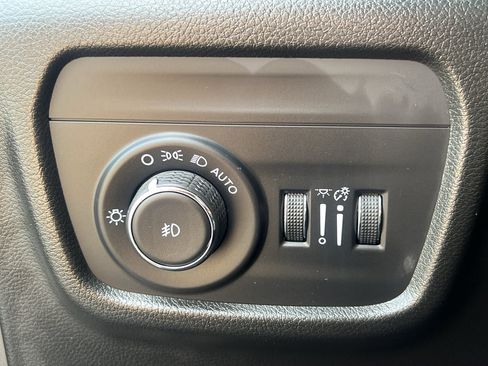 Used 2025 Jeep Grand Cherokee Limited w/ Luxury Tech Group II AWD/4WD image 15