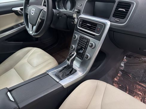 Used 2017 Volvo S60 T5 Inscription image 28