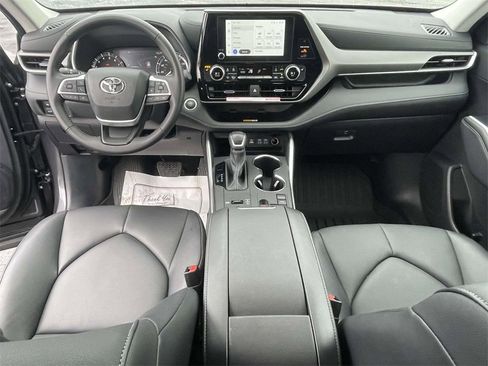 Used 2024 Toyota Highlander XLE image 11