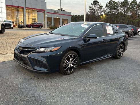 Certified 2021 Toyota Camry SE image 2