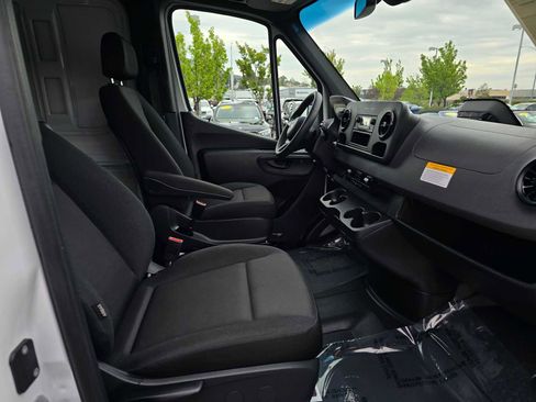 Used 2025 Mercedes-Benz Sprinter 2500 image 11