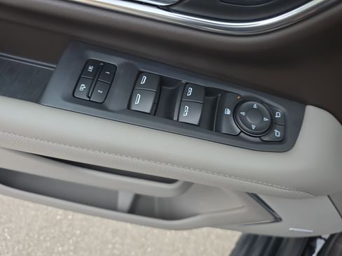 Used 2023 GMC Yukon XL SLT image 30