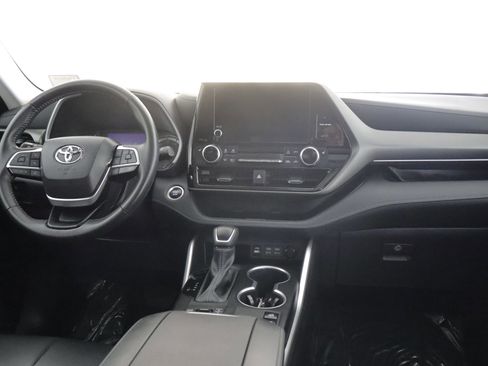 Used 2024 Toyota Highlander XLE AWD/4WD image 2