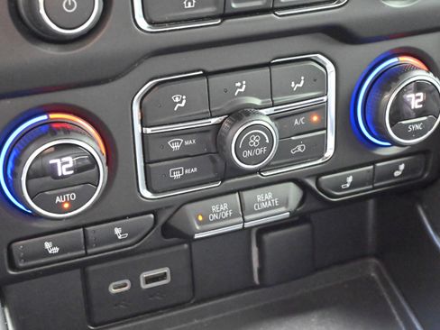 Used 2022 Chevrolet Suburban Z71 w/ Luxury Package image 23