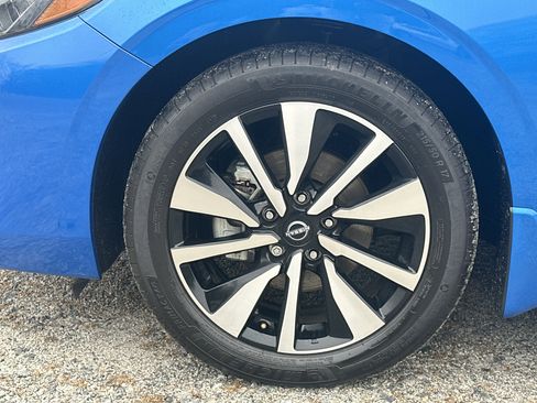 Used 2024 Nissan Sentra SV w/ SV Premium Package image 11