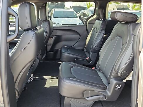 New 2025 Chrysler Pacifica Select image 6