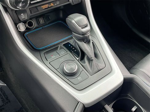 Used 2022 Toyota RAV4 SE image 16