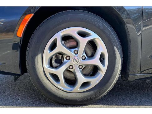 Used 2023 Chrysler Pacifica Limited image 9