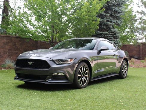 Used 2017 Ford Mustang Coupe RWD image 12