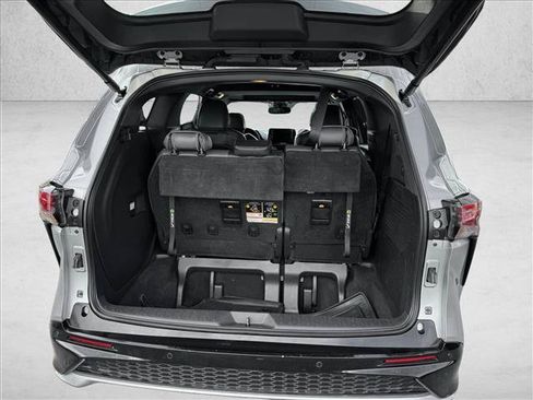 Used 2022 Toyota Sienna XSE w/ XSE Plus Package FWD image 7