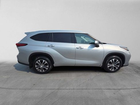 Certified 2020 Toyota Highlander XLE AWD/4WD image 2