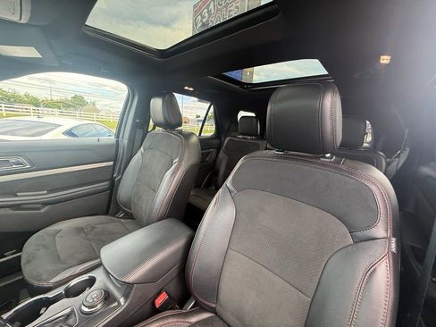 Used 2018 Ford Explorer XLT w/ Equipment Group 202A AWD/4WD image 13