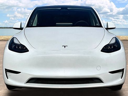 Used 2023 Tesla Model Y Long Range AWD/4WD image 2