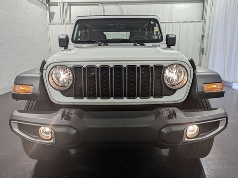 Used 2024 Jeep Gladiator Sport image 4