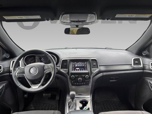 Used 2019 Jeep Grand Cherokee Laredo image 3