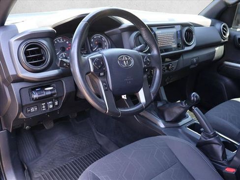 Used 2017 Toyota Tacoma TRD Sport AWD/4WD image 10