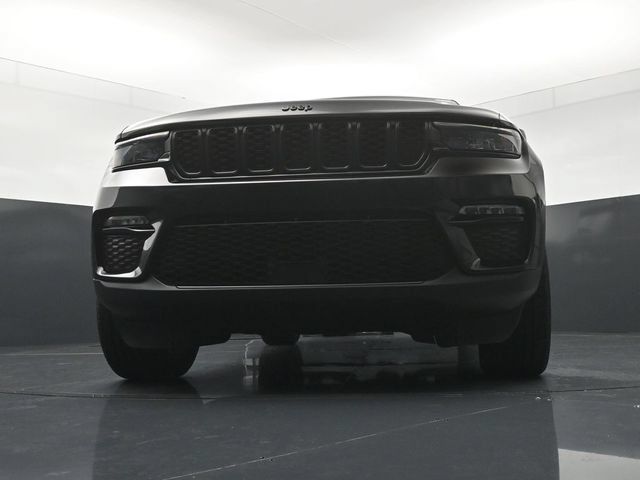 Used 2023 Jeep Grand Cherokee Limited w/ Black Appearance Package AWD/4WD image 19