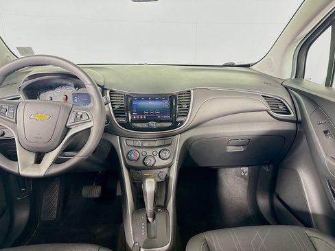 Used 2020 Chevrolet Trax LT w/ LT Convenience Package image 12