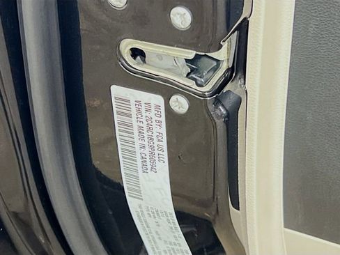 Used 2023 Chrysler Pacifica Touring-L FWD image 24