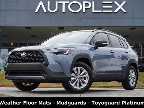 Used 2025 Toyota Corolla Cross LE image 1