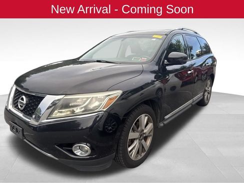 Used 2015 Nissan Pathfinder Platinum w/ Family Entertainment Package FWD image 2
