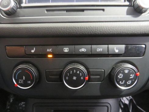 Used 2015 Volkswagen Tiguan SE image 18