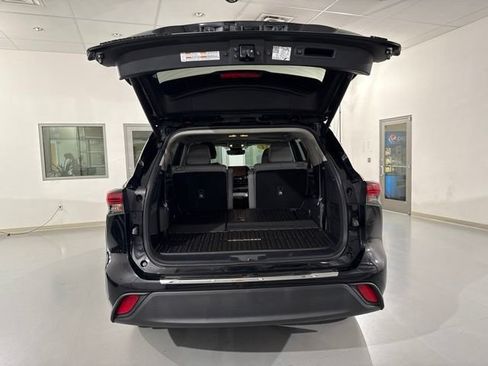 Used 2024 Toyota Highlander XLE FWD image 9