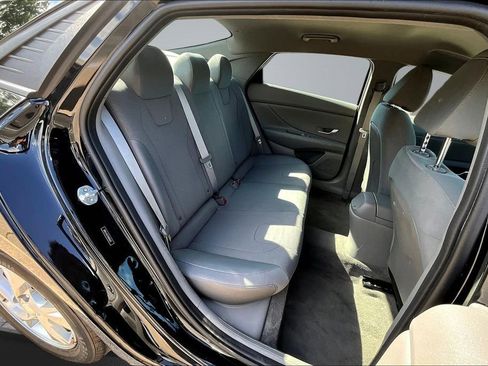 Used 2021 Hyundai Elantra SE FWD image 23