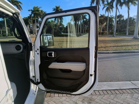 Used 2021 Jeep Wrangler Unlimited Sahara image 32