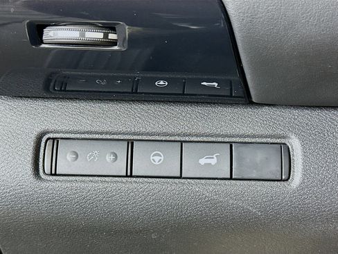 Used 2025 Nissan Pathfinder SV AWD/4WD image 17