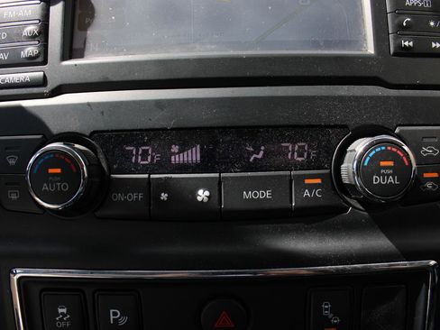 Used 2018 Nissan Titan SV w/ SV Convenience Package image 19