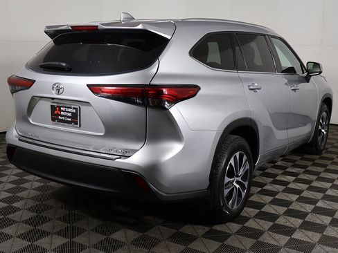 Used 2021 Toyota Highlander XLE image 11
