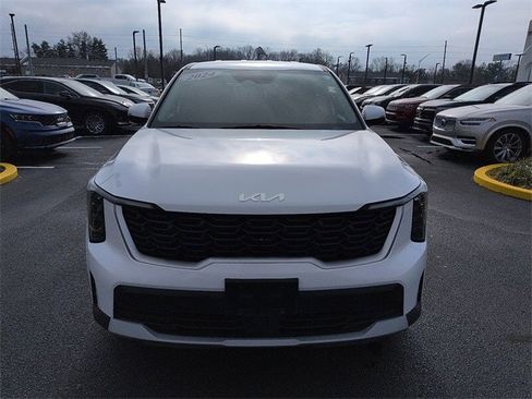 Used 2024 Kia Sorento LX image 2