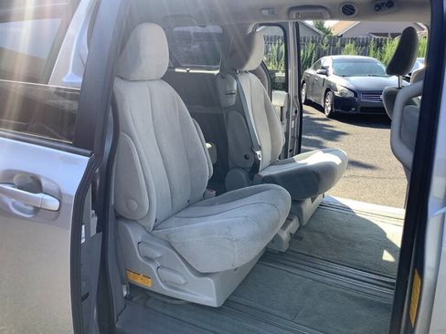 Used 2012 Toyota Sienna LE w/ Towing Pkg FWD image 16