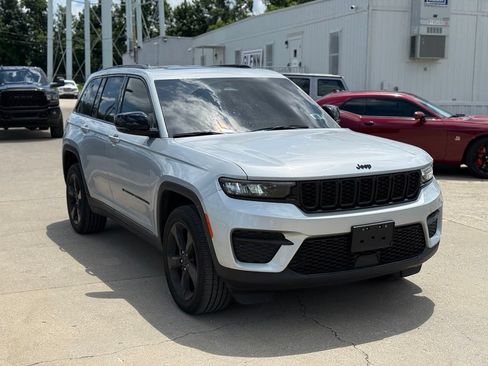 Used 2023 Jeep Grand Cherokee Altitude AWD/4WD image 4