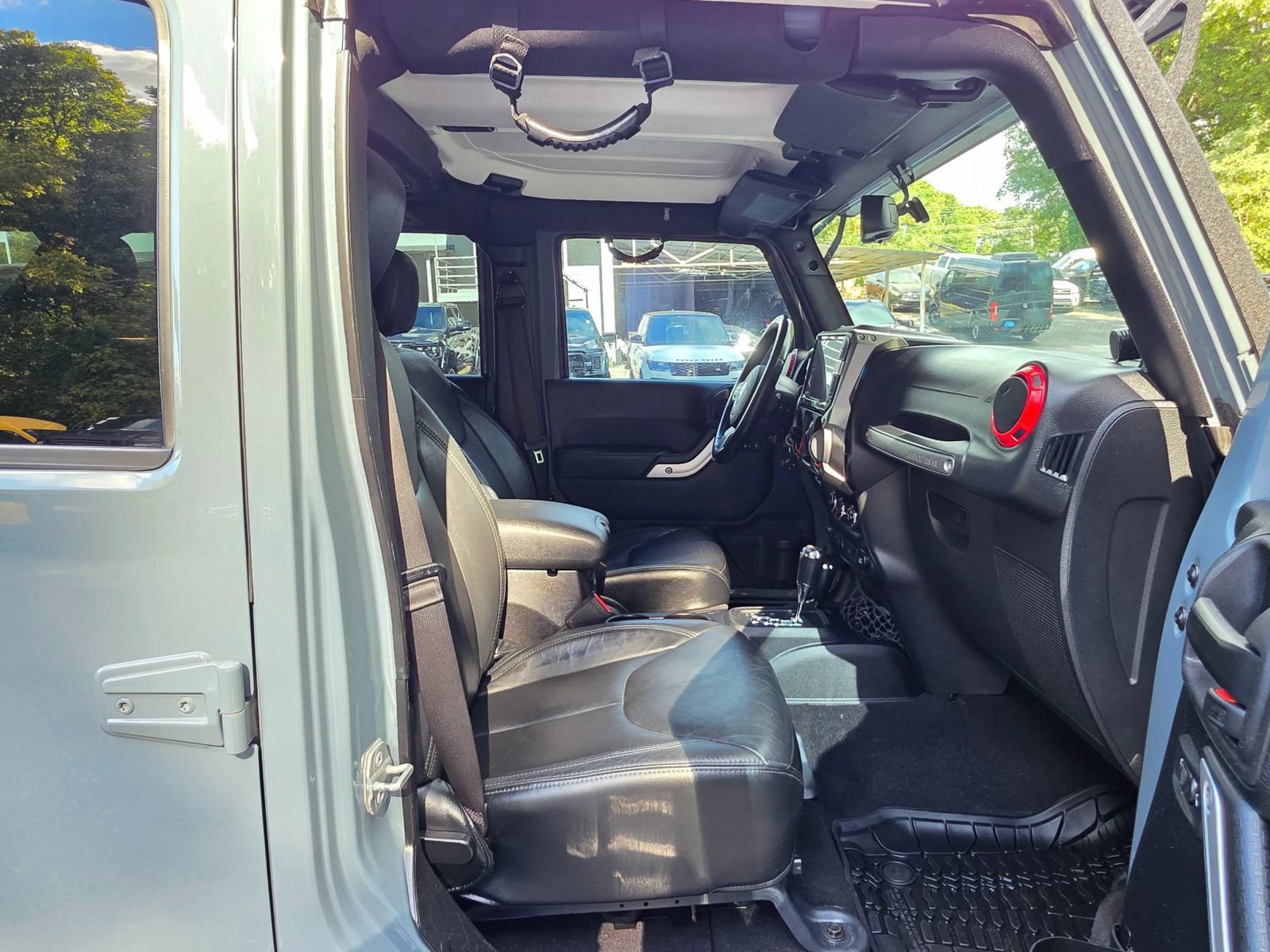 Used 2014 Jeep Wrangler Unlimited Sahara w/ Connectivity Group AWD/4WD image 29
