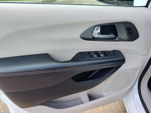 Used 2024 Chrysler Pacifica Touring-L FWD image 15