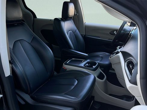 Used 2023 Chrysler Pacifica Touring-L FWD image 28