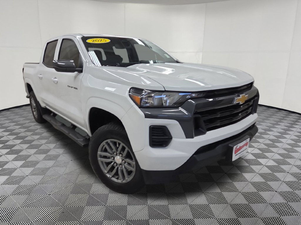 Used 2025 Chevrolet Colorado LT w/ Advanced Trailering Package AWD/4WD image 3