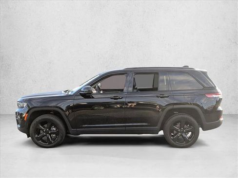 Used 2023 Jeep Grand Cherokee Limited w/ Black Appearance Package image 9