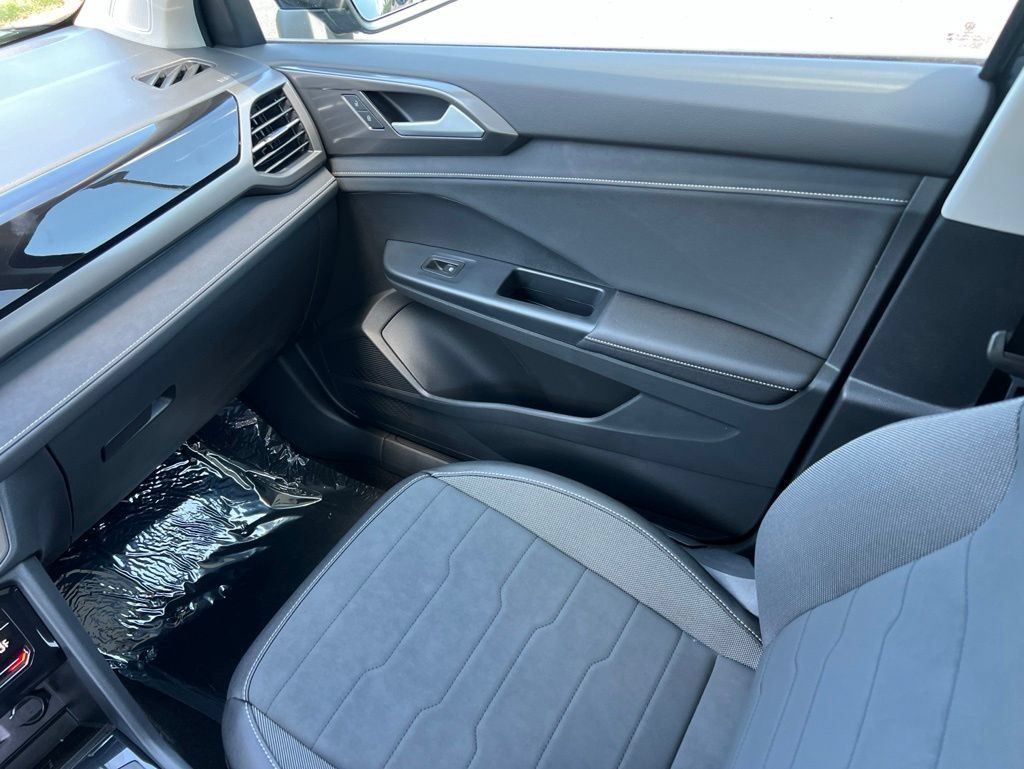 New 2026 Volkswagen Taos SE FWD image 27