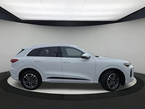 Certified 2025 Audi Q5 Premium w/ Convenience Package image 8