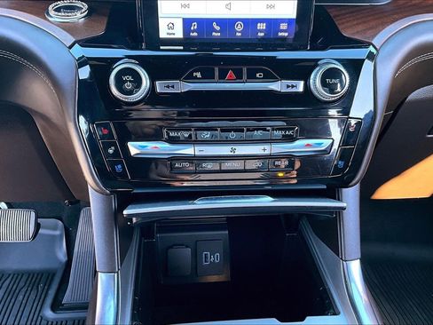 Used 2022 Ford Explorer King Ranch w/ Premium Technology Package image 24