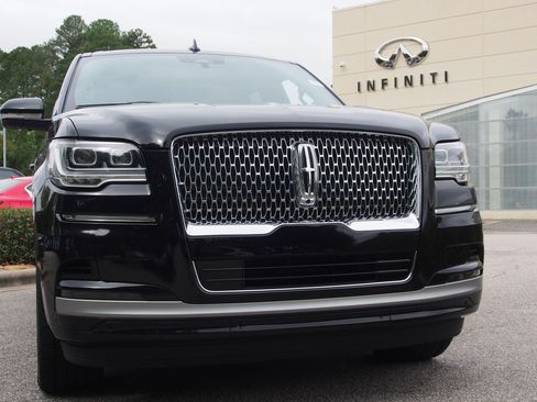 Used 2024 Lincoln Navigator Premiere image 2