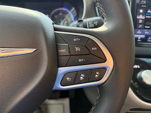 Certified 2024 Chrysler Pacifica Touring-L image 18