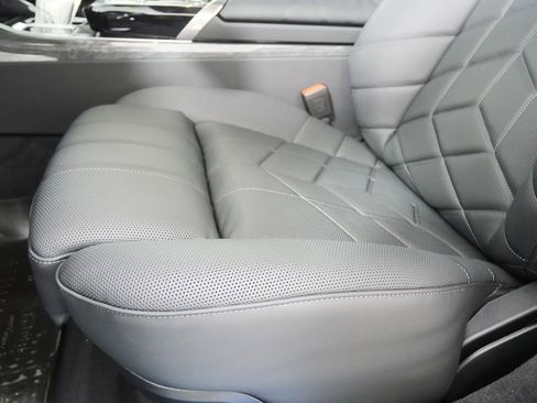 Used 2026 BMW 750e xDrive w/ Executive Package image 10