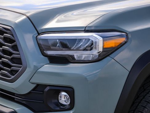 Certified 2023 Toyota Tacoma TRD Off-Road AWD/4WD image 9