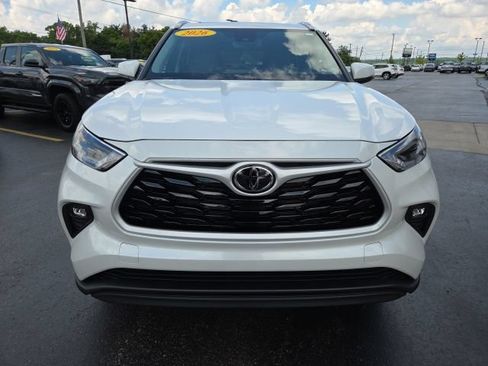 Used 2026 Toyota Highlander XLE AWD/4WD image 2